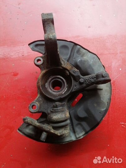 Поворотный кулак передний правый Toyota Avensis