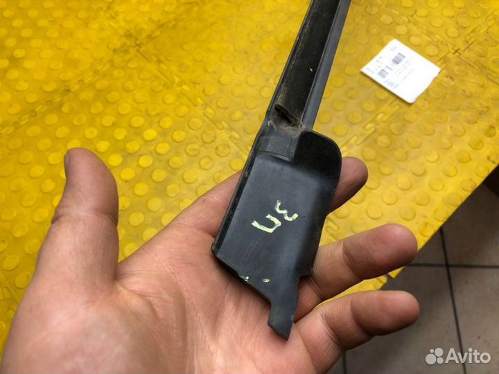 Уплотнитель опускного стекла задний правый