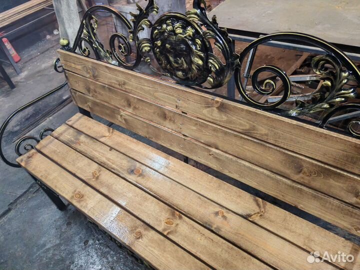 Скамейка с элементами ковки