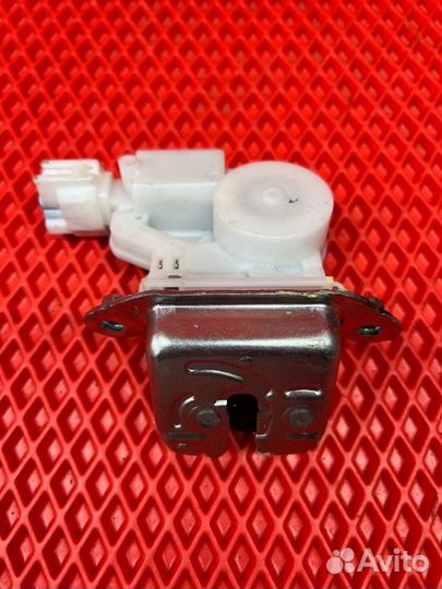 Замок двери багажника задний правый Toyota Roomy