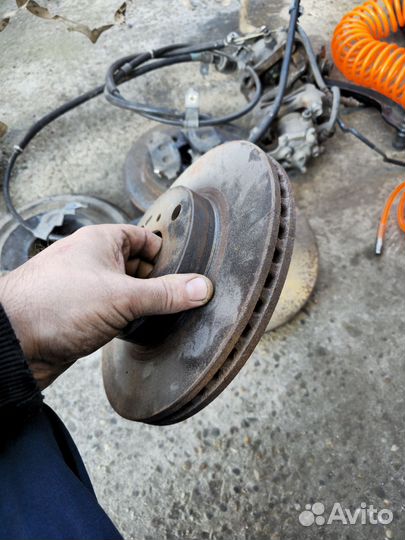 Задние тормозные супорта с дисками Toyota Vitz 90