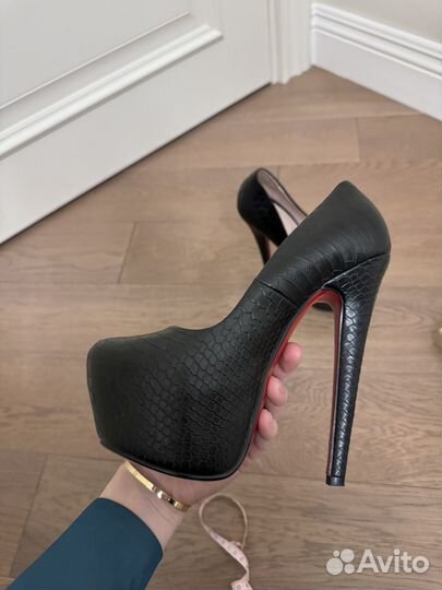 Туфли на высоком каблуке