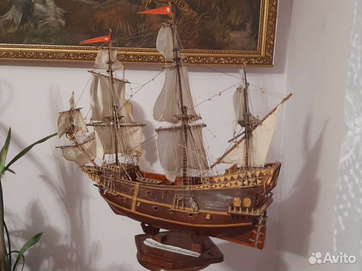 Модель парусника из дерева