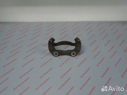 Nissan 41011-4U100 Скоба суппорта переднего