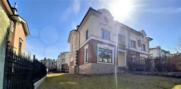 Дом 296 м² на участке 2,9 сот.