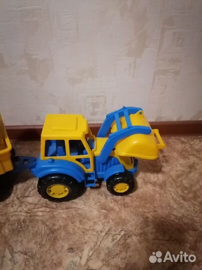 Большой Трактор с прицепом отличное состояние