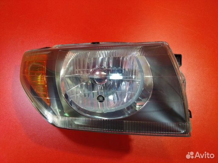 Фара передняя правая Mitsubishi Pajero Io H61W
