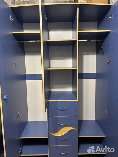 Шкаф с зеркалом в детскую комнату