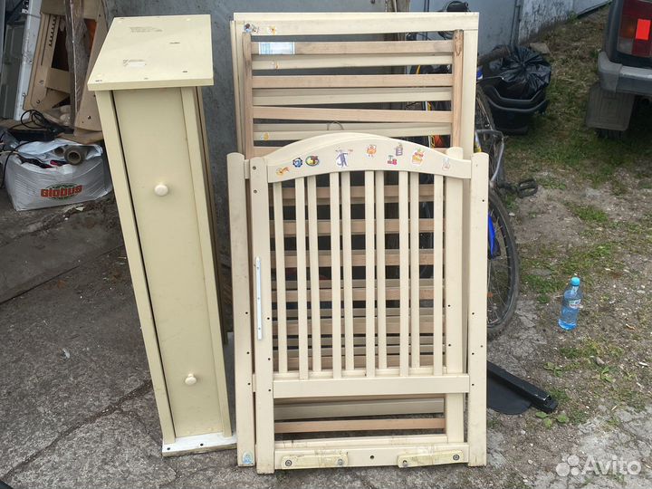 Детская кроватка с маятником