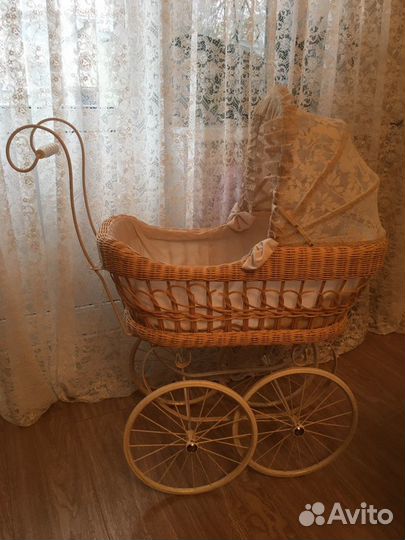 Большая плетённая коляска для кукол