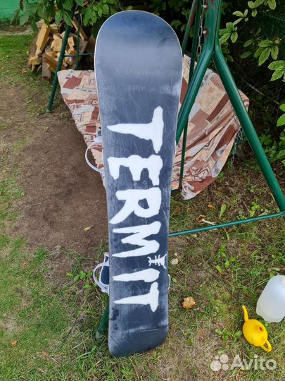Сноуборд с креплениями и ботинкам и