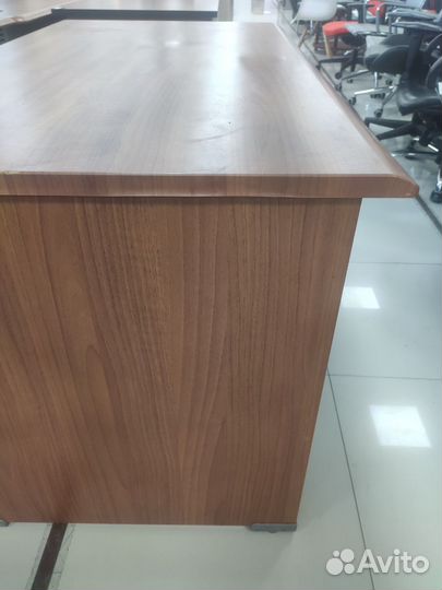 Письменный стол с выкатной тумбой
