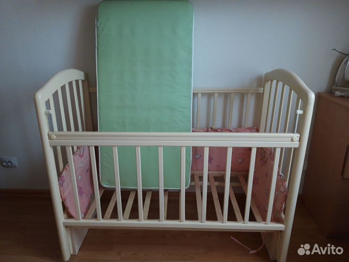 Детская кроватка с продольным маятником