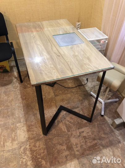 Маникюрный стол