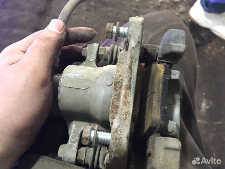 Задний левый суппорт тойота Камри v40