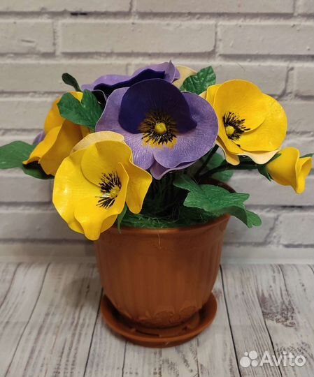 Искусственные цветы в горшках