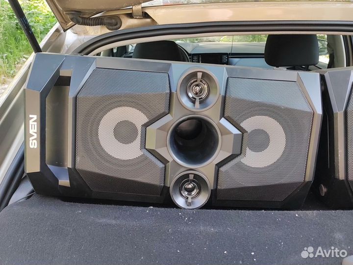 Пара стерео колонок по 50 ватт каждая