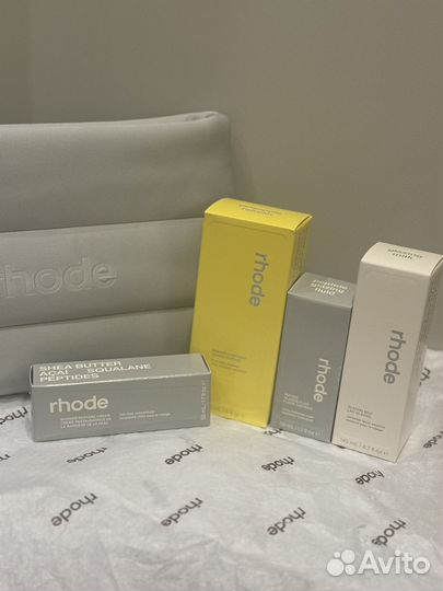 Rhode Набор косметики в косметичке The Rhode kit