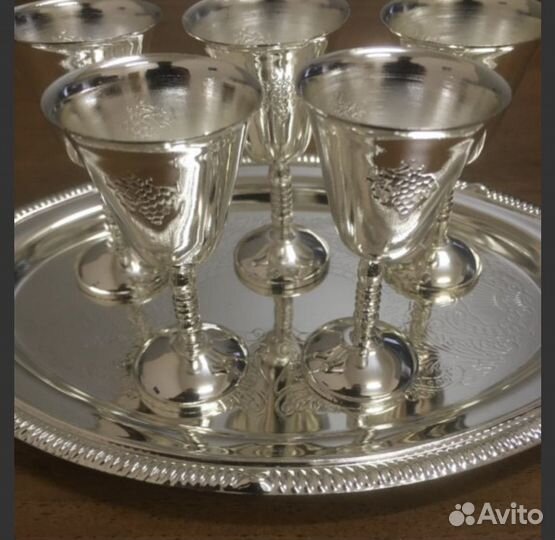 Рюмки на подносе серебряные