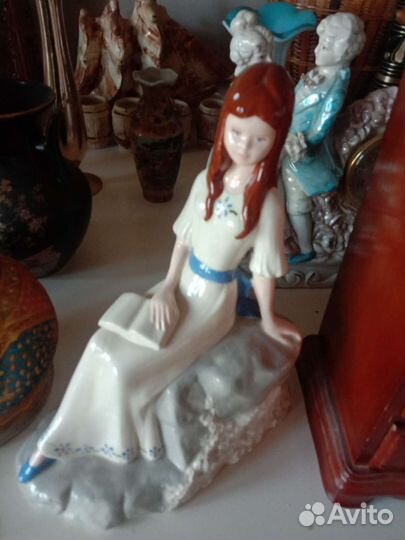 Статуэтка фарфор