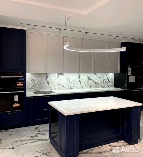 Угловая кухня с островом.Кухонный гарнитур на зака