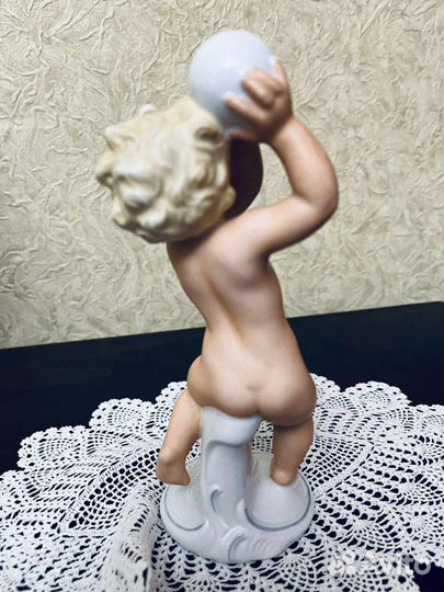 Винтажная фигурка путти с мячом