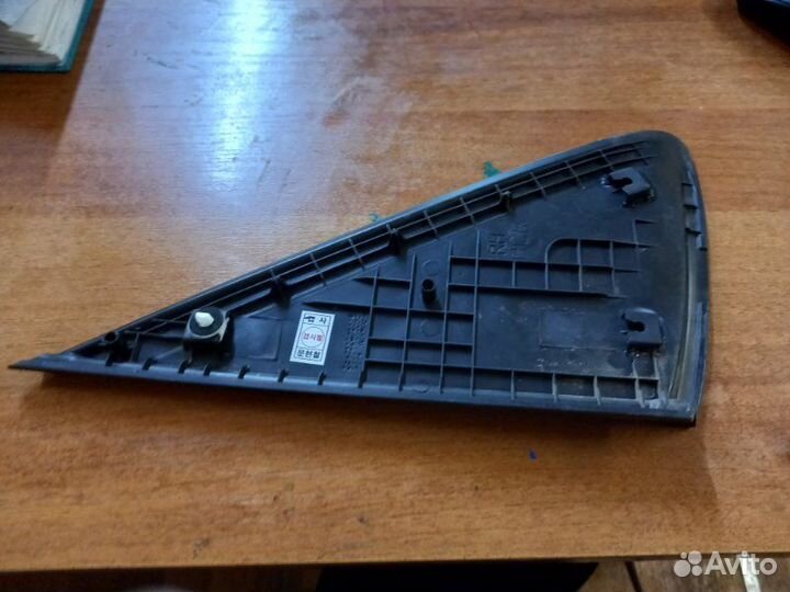 Угловая накладка стекла двери задняя правая