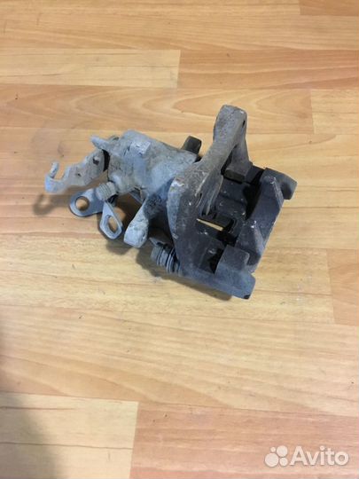 Шкода Октавия суппорт задний левый 1K0615423