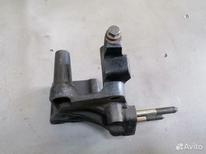 Кронштейн двигателя правый для Mitsubishi Carisma