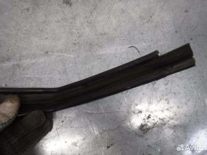 Уплотнитель стекла двери передний левый Лада