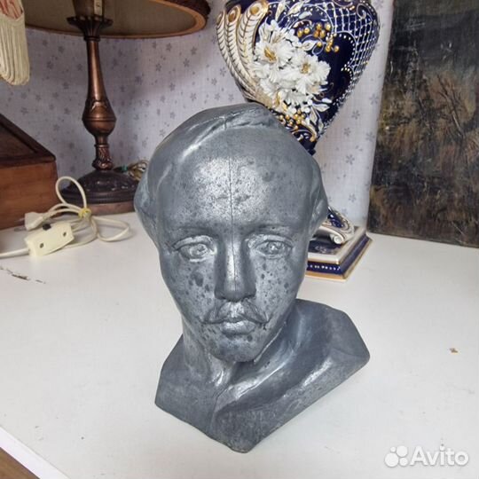 Бюст Лермонтов