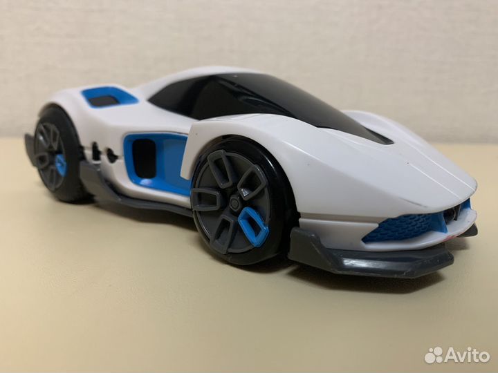 Роботизированные машины для гонок и сражений R.E.V