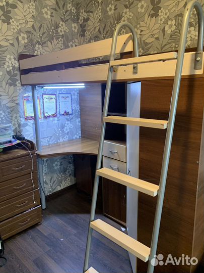 Детская кровать чердак со столом и шкафом