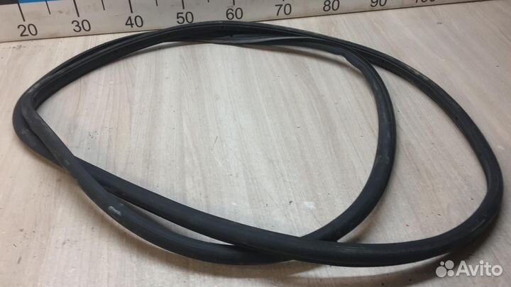 Б/У Уплотнитель двери левой#002