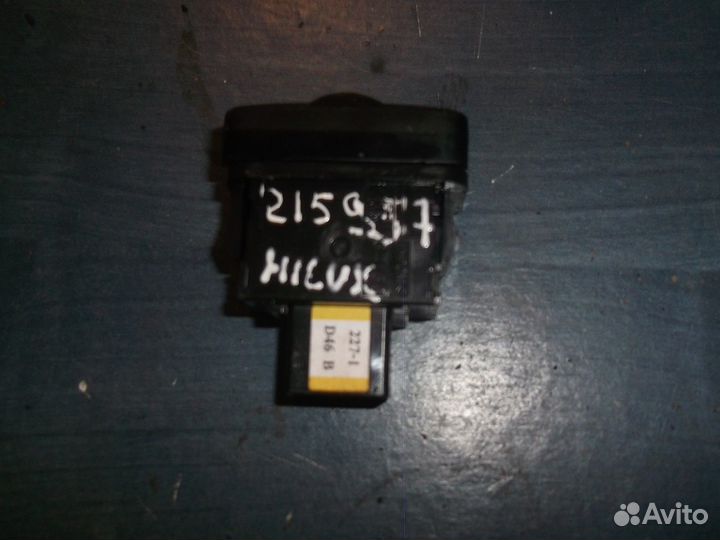 Кнопка корректора фар (Toyota Hilux)