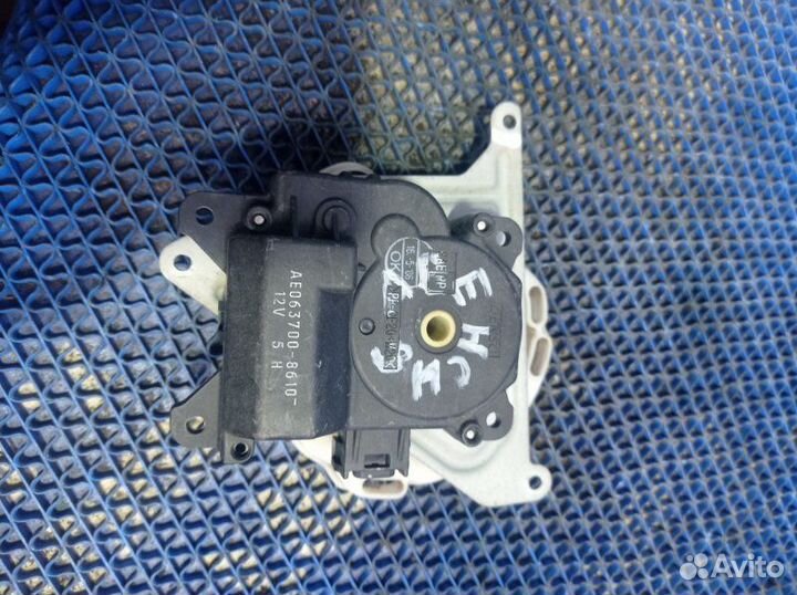 Моторчик заслонок отопителя Toyota Avensis седан