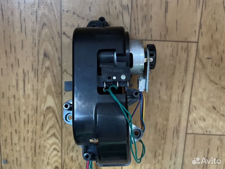 Левое колесо на пылесос-робот Midea mr03,04