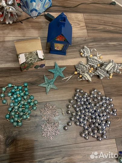 Новогодний декор, венок, игрушки, гирлянда