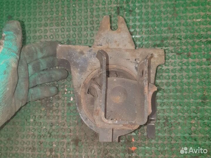 Подушка двигателя боковая Крайслер Вояджер 2,4 EDZ