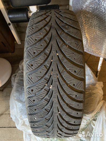 Goodyear UltraGrip Extreme 215/65 R16 33T