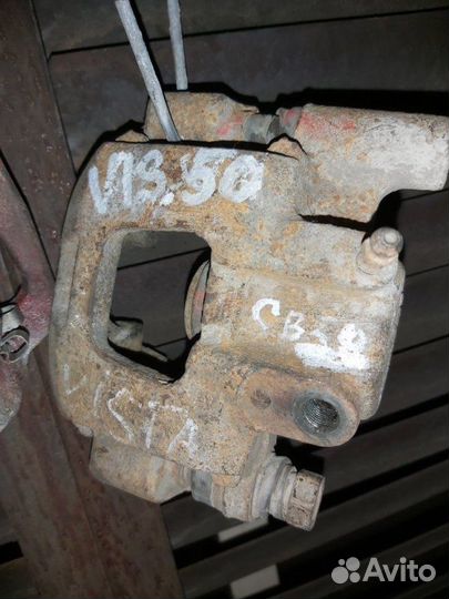Суппорт тормозной задний правый Toyota Vista SV50