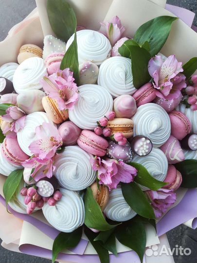 Сладкий букет из конфет и зефира для девушки