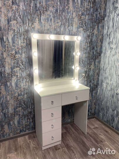 Туалетный столик с зеркалом