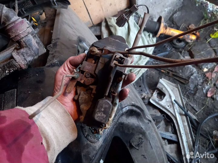 Kia spectra Замок передний правый двери