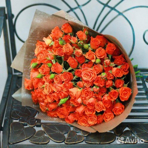 Яркий букет из 15 кустовых роз