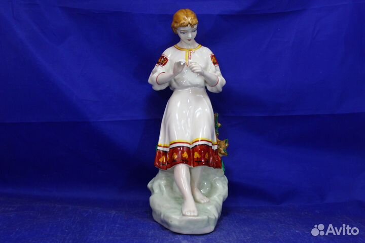 Фарфор статуэтка Украинка Девушка ромашка Гадание