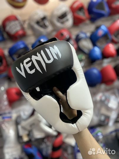 Боксерские перчатки, шлем, накладки на ноги