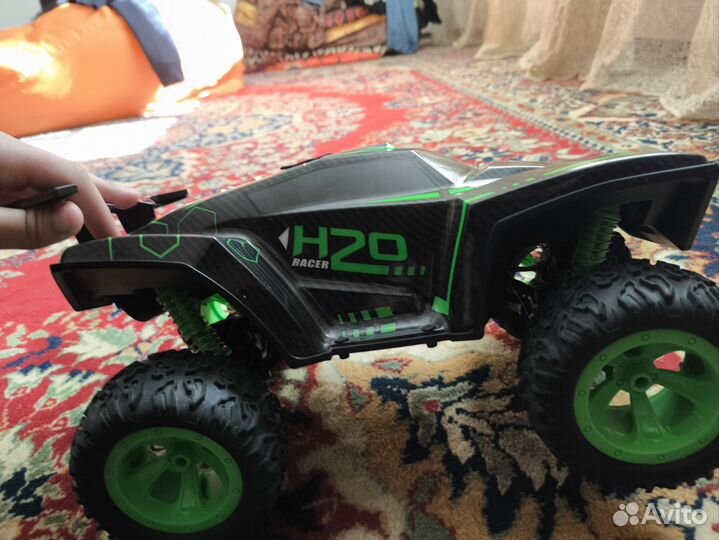 Машина на пульте управления большая