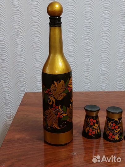 Бутылка стеклянная с деревянными стопками