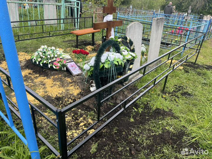 Уборка могил на кладбище